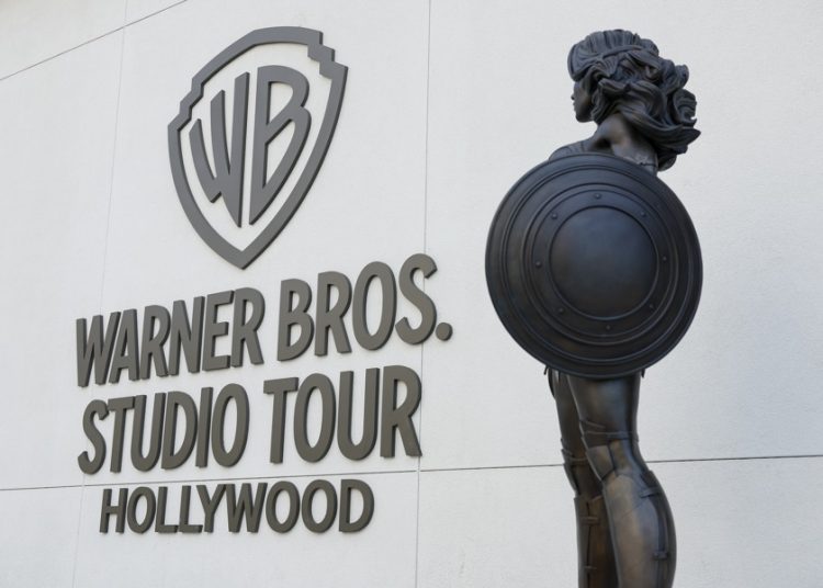 Warner abre negociaciones con Paramount, pero prioriza a Netflix