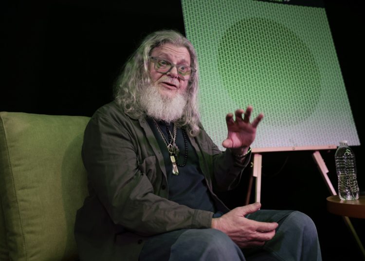 «Estamos resistiendo el fin de los tiempos»: Gustavo Santaolalla