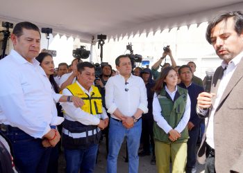Juan Manuel Alonso supervisa con el gobernador avances del colector sanitario