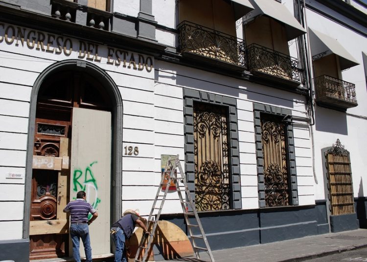 Congreso analiza tapiar sedes ante marchas del 8M
