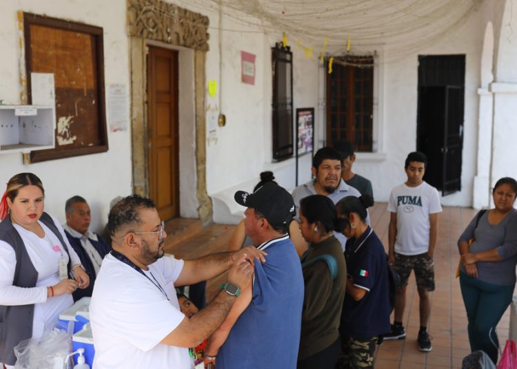 Aceleran vacunación en México por brote de sarampión