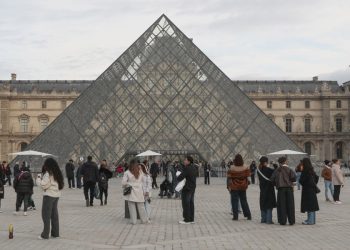 Redada en el Louvre destapa fraude masivo de entradas y guías