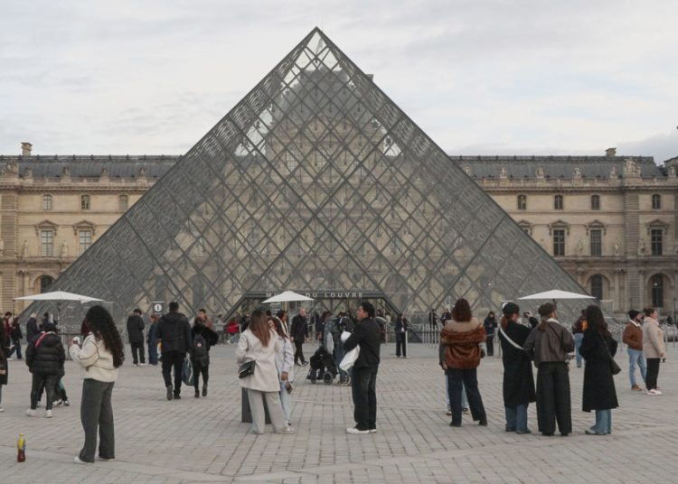 Redada en el Louvre destapa fraude masivo de entradas y guías