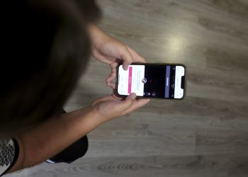 Grecia planea vetar redes sociales a menores de 15