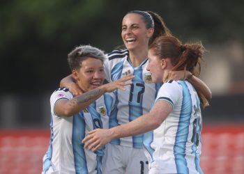 Argentinas debutan con golpe a Ecuador