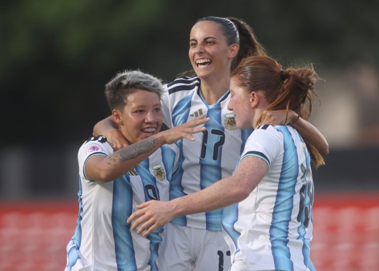 Argentinas debutan con golpe a Ecuador