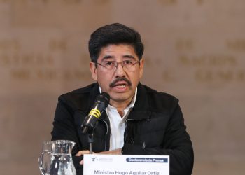 Polémica por video de colaboradora limpiando zapatos a presidente del Supremo