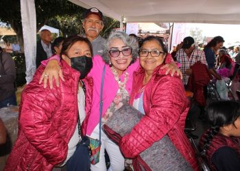 Entregan chamarras y cobijas a adultos mayores en Cholula
