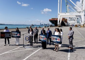 Congresistas piden frenar licencias de lujo a Cuba