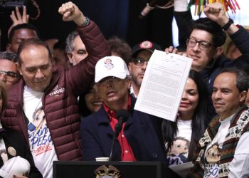 Petro firma un nuevo decreto del salario mínimo 