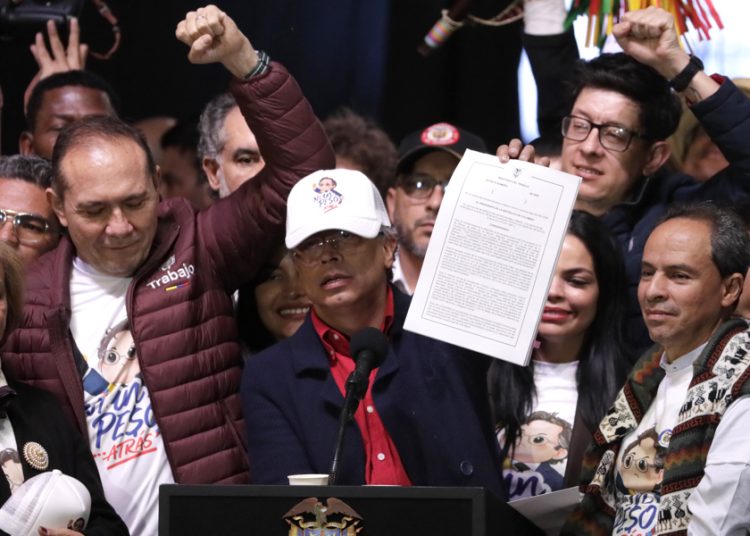 Petro firma un nuevo decreto del salario mínimo