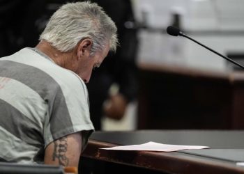 Juicio en EE.UU. contra padre de menor por tiroteo escolar en Georgia