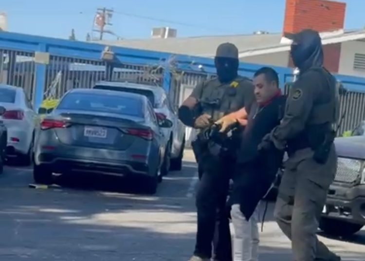 Agentes migratorios irrumpen en una iglesia de Los Ángeles