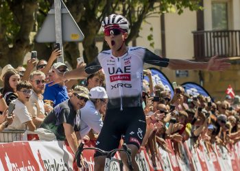 Isaac del Toro gana el Tour de los Emiratos Árabes Unidos