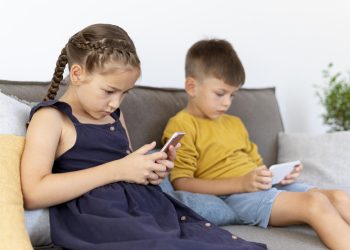 Reino Unido buscará restringir uso de redes sociales en menores