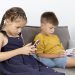 Reino Unido buscará restringir uso de redes sociales en menores