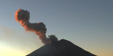 Popocatépetl lanza fumarola de 1 km y se mantiene en Amarillo Fase 2