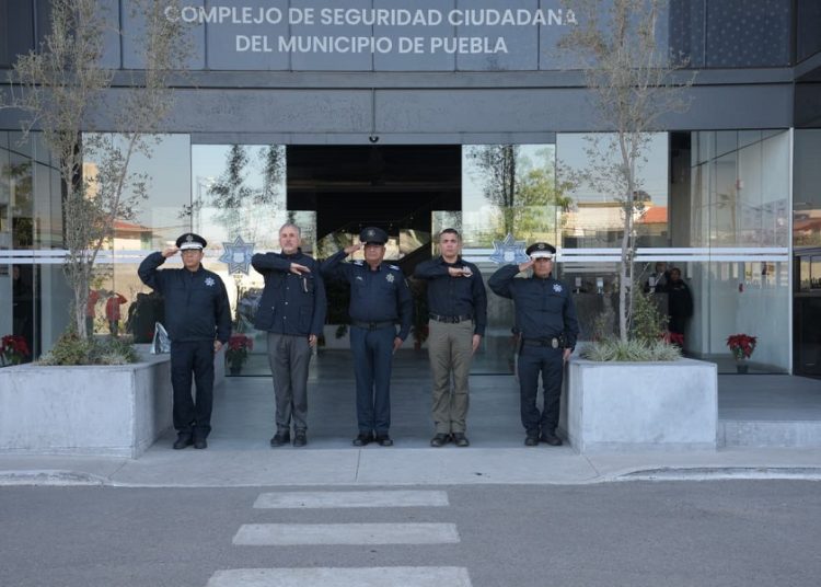 Honran retiro de comandante con 50 años de servicio