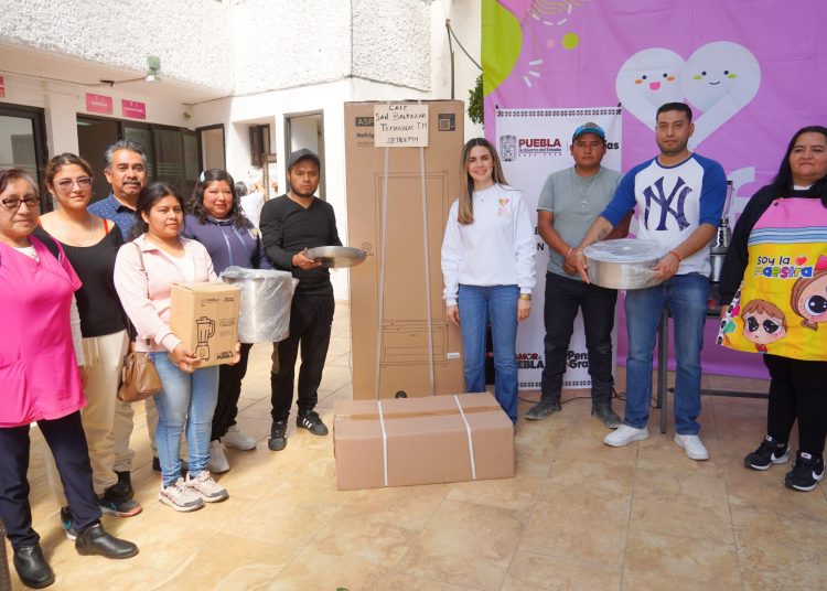 Entregan desayunadores dignos para niños de Texmelucan