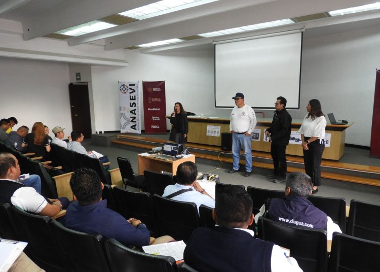 Capacitan a operadores de transporte público para reducir emisiones y ahorrar combustible