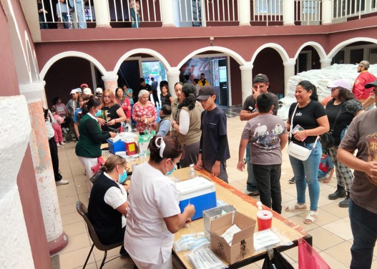Refuerzan vacunación contra sarampión en mercados de Puebla