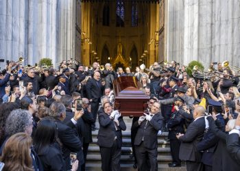 Centenares de personas despiden a Willie Colón entre aplausos y salsa