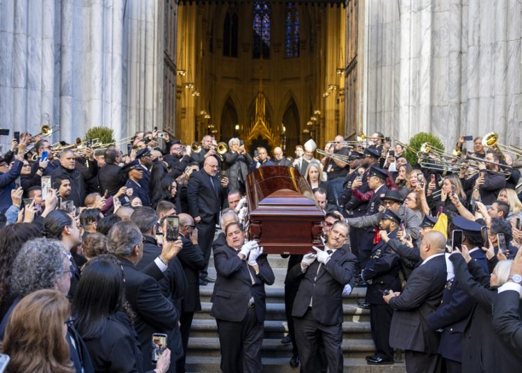 Centenares de personas despiden a Willie Colón entre aplausos y salsa