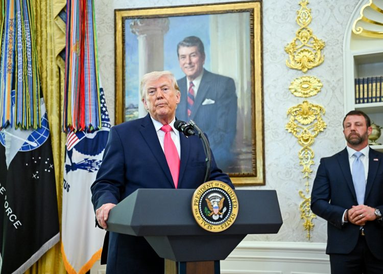 Trump amplía empleo agrícola extranjero con recorte salarial de hasta 32%