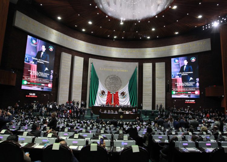 Diputados avalan tope a pensiones públicas entre protestas por retroactividad