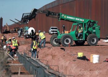 EEUU levanta muro fronterizo que dificulta el cruce migrante