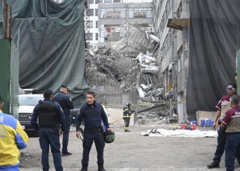Al menos un muerto, dos atrapados y un herido tras colapso de edificio en CDMX