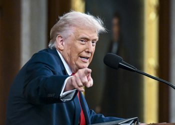 Trump exige “rendición incondicional” de Irán