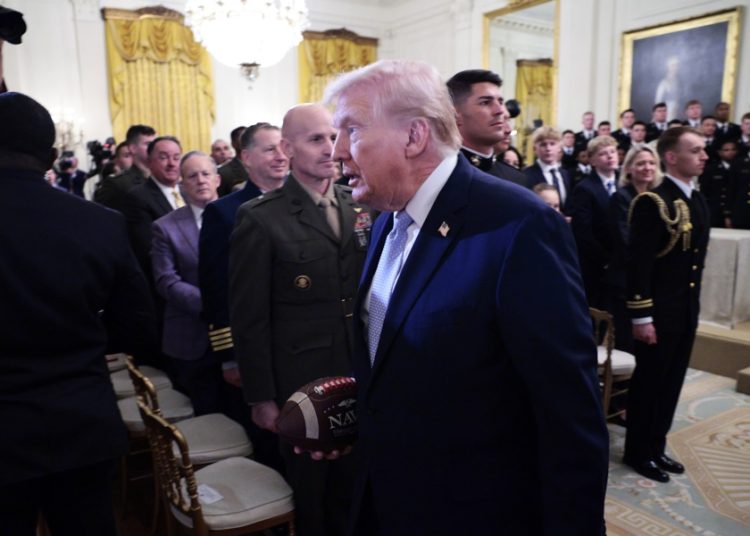 Donald Trump aplaza orden sobre datos migratorios en bancos