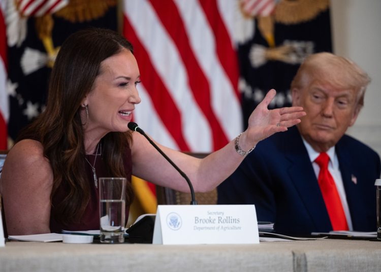 Fiscales demandan a Trump por fondos agrícolas