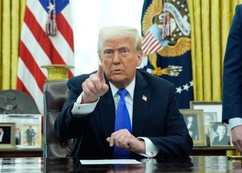 Trump muestra diseño de su biblioteca con estatua dorada gigante