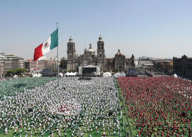 Ciudad de México alcanza Récord Guinness por clase de futbol más grande del mundo