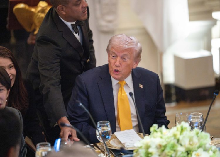 Trump busca frenar el alza de los precios de la gasolina