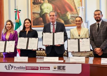 Alcalde Pepe Chedraui firma convenio institucional con el IEE
