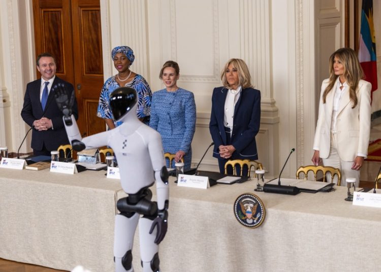 Melania Trump aparece con robot humanoide en cumbre tecnológica