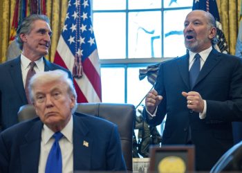 Trump dice que “ya casi no queda nada” que atacar en Irán