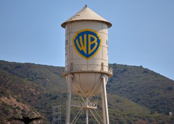 Warner Bros prepara película de “Game of Thrones”