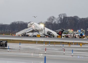 Dos muertos por choque de avión y camión en LaGuardia