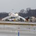 Dos muertos por choque de avión y camión en LaGuardia