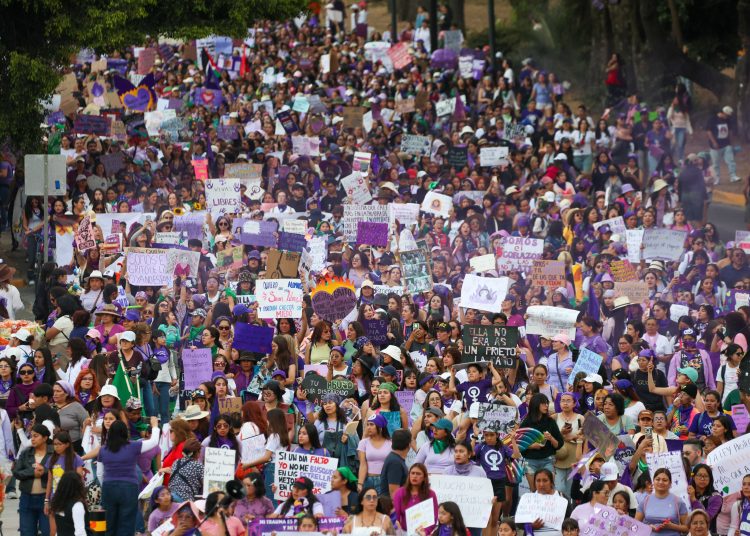 Alto a la violencia y justicia, consignas de las mujeres en el 8M