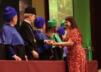 Premia Upaep a 140 estudiantes con la Cruz Forjada
