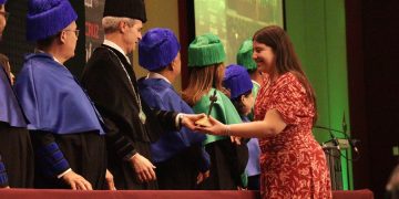Premia Upaep a 140 estudiantes con la Cruz Forjada