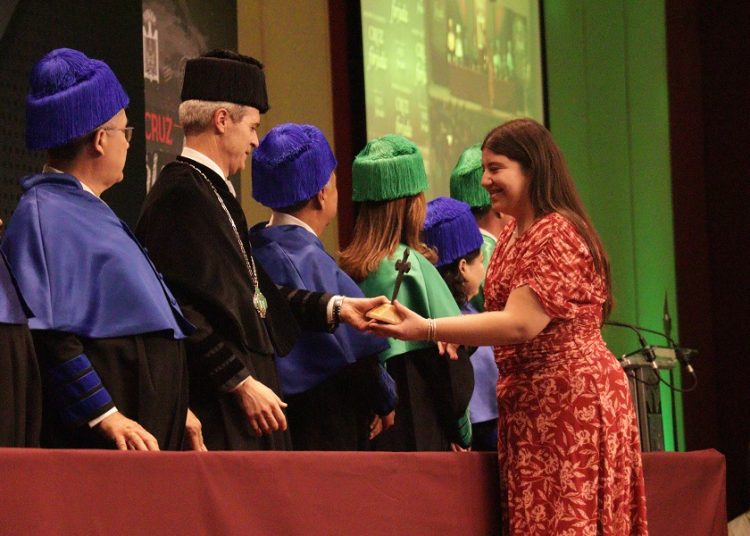 Premia Upaep a 140 estudiantes con la Cruz Forjada