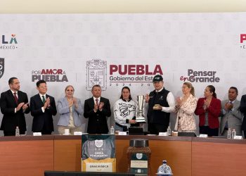 Gobierno estatal distingue a piloto poblana