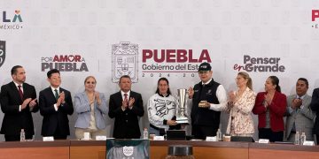 Gobierno estatal distingue a piloto poblana
