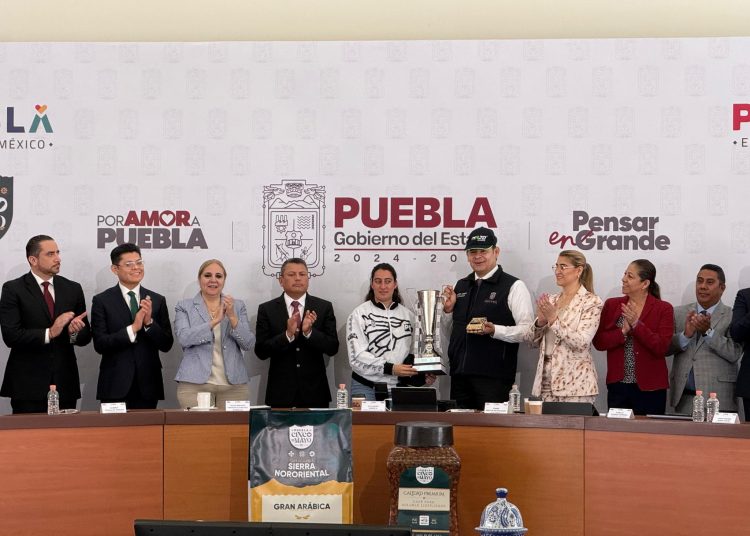 Gobierno estatal distingue a piloto poblana